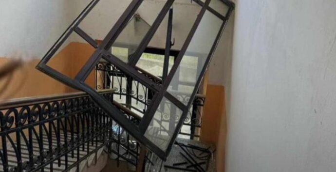 Paura a Locri, crolla finestra nelle scale del liceo classico: nessun ferito