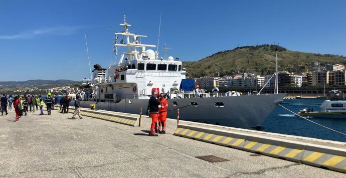 Reggio, la nave Fiorillo in porto con 136 migranti a bordo