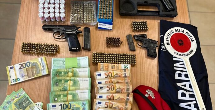 Gioia Tauro, pubblica foto di fucili su Facebook senza avere il porto d’armi: 50enne arrestato