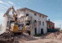 ‘Ndrangheta, demolita in Toscana una villa confiscata: era del boss Antonino Lombardo di Cittanova