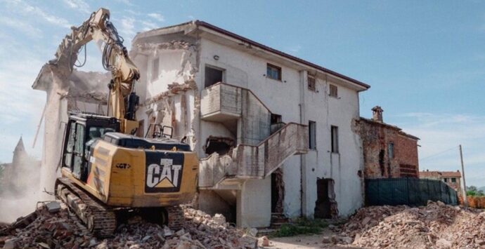 ‘Ndrangheta, demolita in Toscana una villa confiscata: era del boss Antonino Lombardo di Cittanova