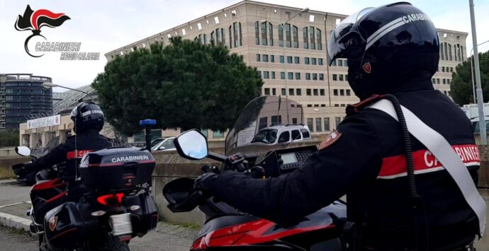 ‘Ndrangheta, estorsioni e gestione occulta di imprese: eseguiti 12 arresti – NOMI – VIDEO