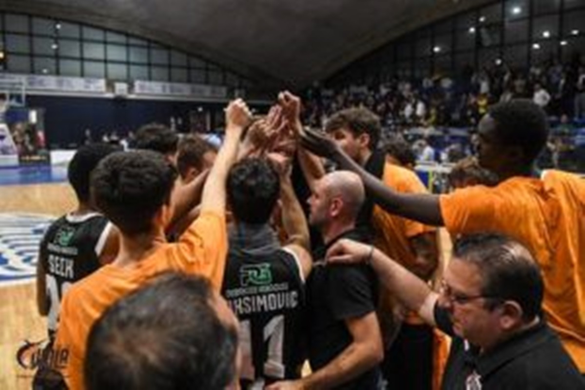Basket, a Salerno Reggio lotta ma non basta