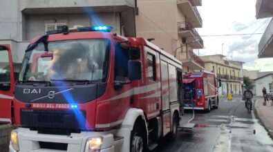 Siderno, incendio in una abitazione: famiglia evacuata e ingenti danni alla struttura