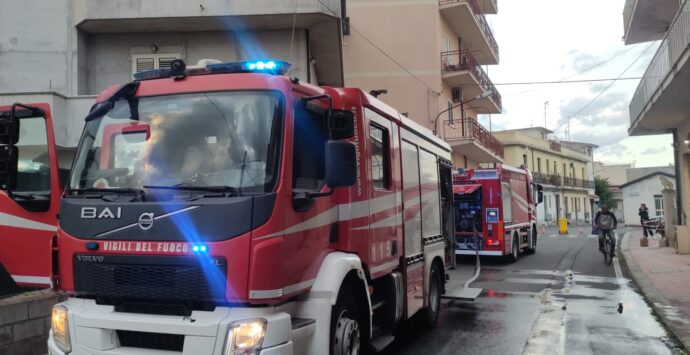 Siderno, incendio in una abitazione: famiglia evacuata e ingenti danni alla struttura