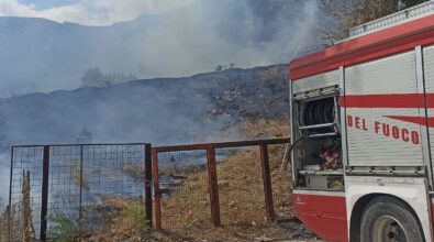 A Bova Marina fiamme vicino alle case: è già emergenza incendi