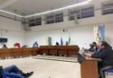 Marina di Gioiosa, respinta la mozione di sfiducia al sindaco che non c’è: scontro tra maggioranza e opposizione