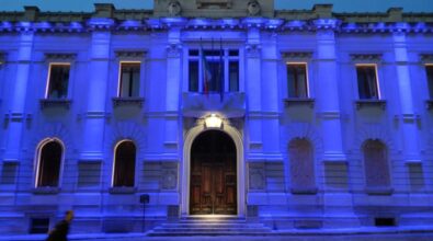 Palazzo San Giorgio s’illumina di viola per celebrare la Giornata mondiale della Fibromialgia